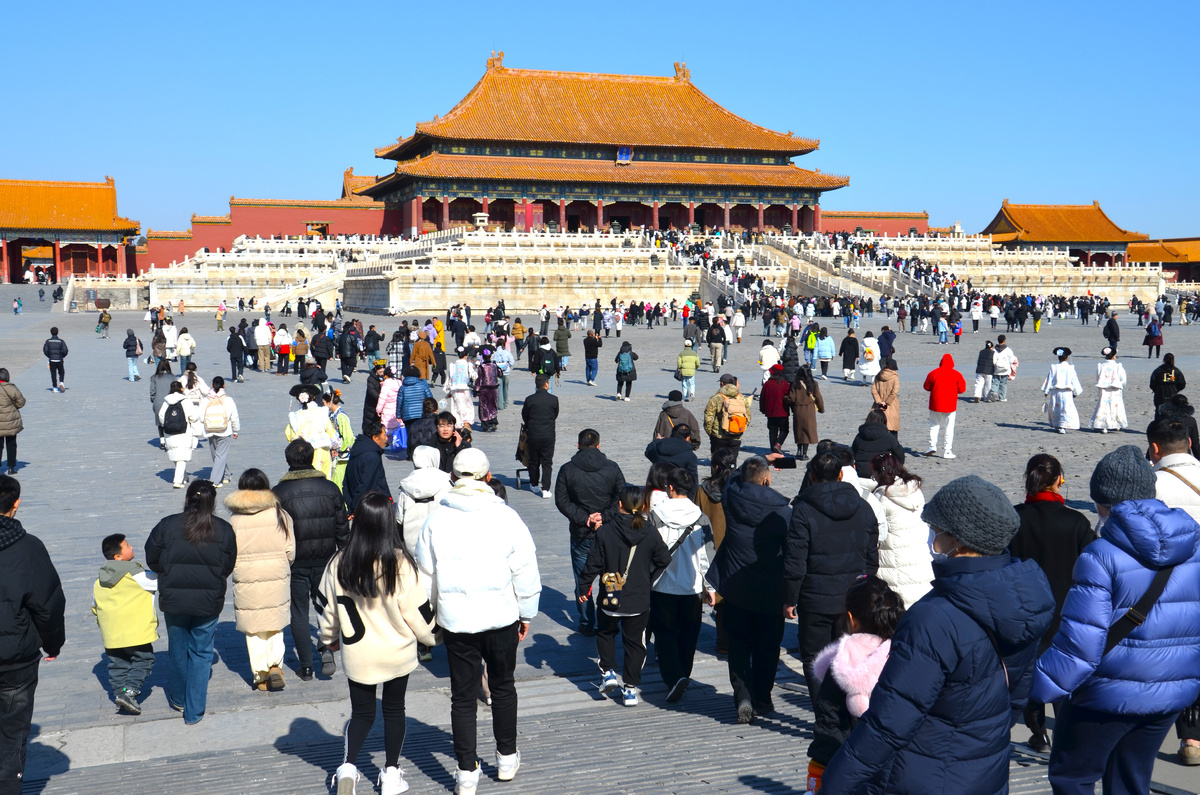 Самая большая площадь Запретного города и самое большое здание в нём - Зал Высшей Гармонии. Сюда мы попали, пройдя через Врата Высшей Гармонии. Фото автора.