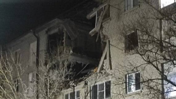    В доме на улице Красной образовалась дыра размером в два этажа. Фото: МЧС России