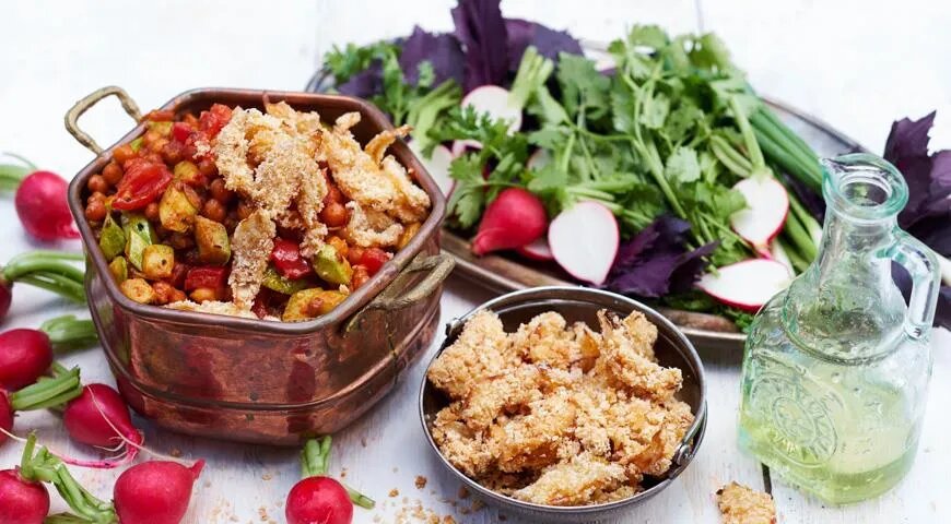   Нут со свежими и вялеными помидорами, кабачками и хрустящим луком