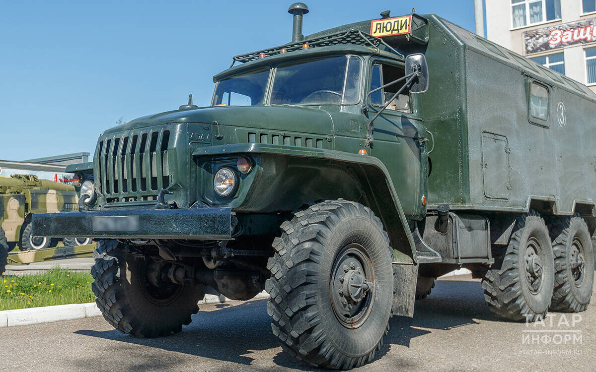 «Я вскрыл замок и запустил машину. Оказалось, что она в рабочем состоянии, и мы на всех парах с передка мчали на этом ‘’Урале’’. Эта машина еще долго служила потом нашим ребятам»Фото: © Владимир Васильев / «Татар-информ»