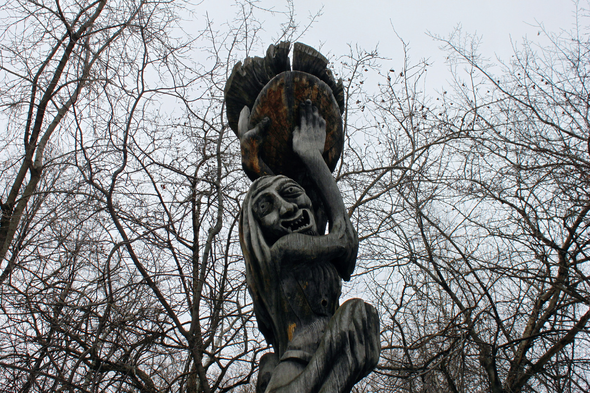 Фото автора. Фигура "Шаман" изображена в ритуальной пляске. Иступленное лицо, тело в порыве экстаза - все это производило властное впечатление на одурманенных мраком религиозного обряда фанатиков и суеверов.