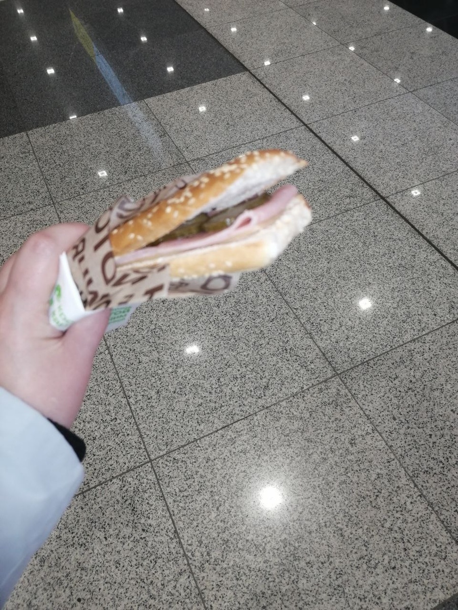 Получается примерно так. Это я, по-моему, в Шереметьево перед рейсом на бегу пытаюсь поесть. Надо сфоткать свою родную чиабатту. 