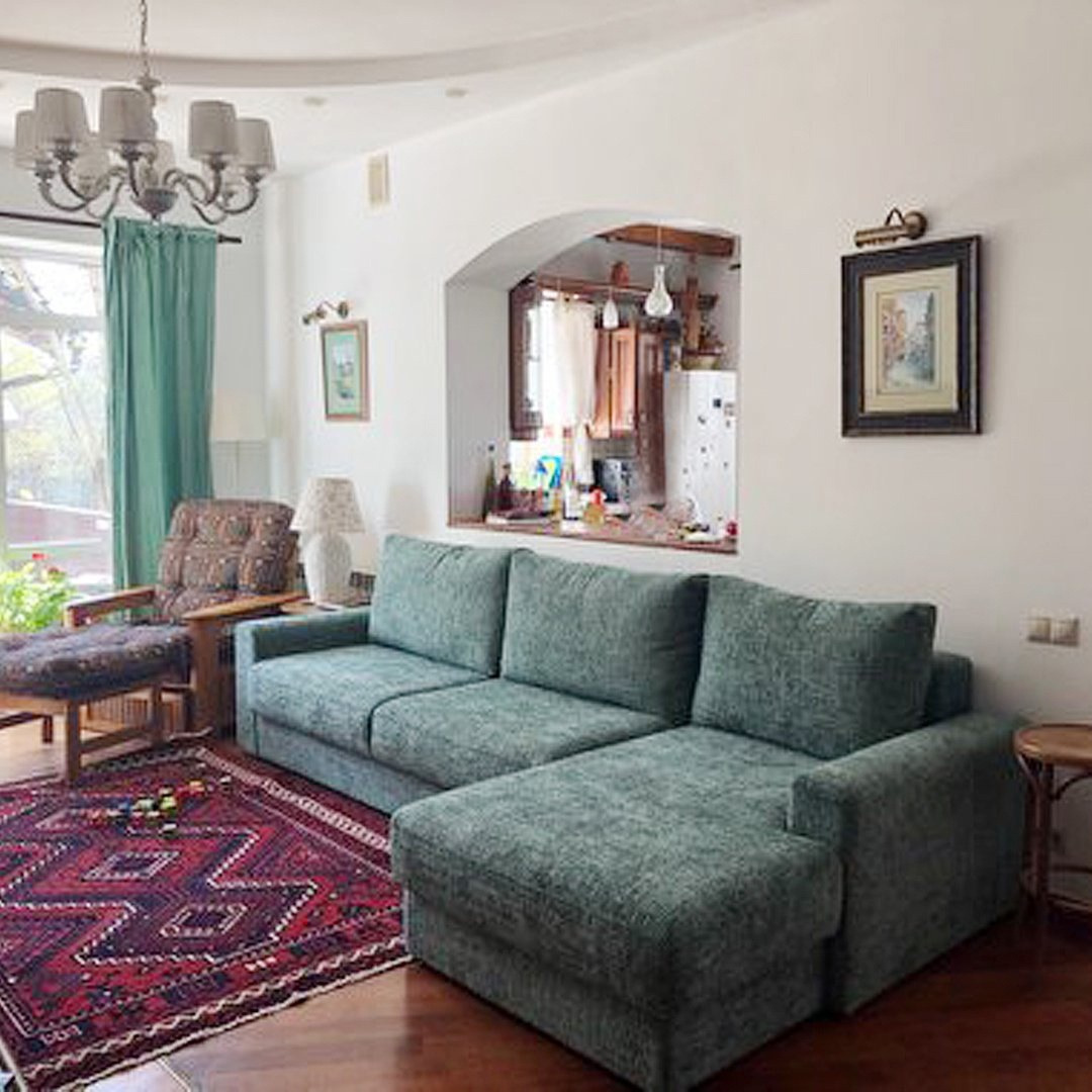 К преимуществам модели можно отнести:

Разборную конструкцию из модулей, которые быстро отсоединяются друг от друга благодаря специальным зацепам.
Прочный и долговечный каркас из металла и твердолиственной древесины.
Прочный наполнитель из упругого пенополиуретана и прослойки износостойкого Open Formа на каркасе из сетки металлических пружин «Змейка», придающих сидению мягкость и максимальный комфорт для отдыха.
Максимальный комфорт посадки, обеспечивающийся за счет наличия глубоких подушек сидения и возможности регулировки угла наклона спинки приспинными подушками из пенополиуретановой крошки и синтепуха.
Удобные подлокотники.
Качественный и долговечный механизма трансформации «Тик-так», позволяющий эксплуатировать модель ежедневно при необходимости.