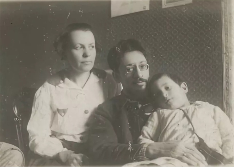 К.Т. Новгородцева и Я.М. Свердлов с сыном Андреем.