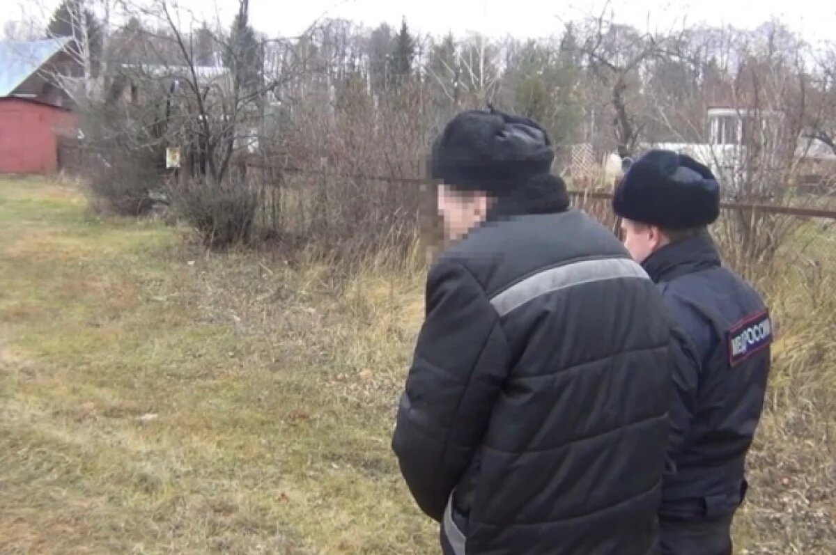    Преступник на месте следственного эксперимента.