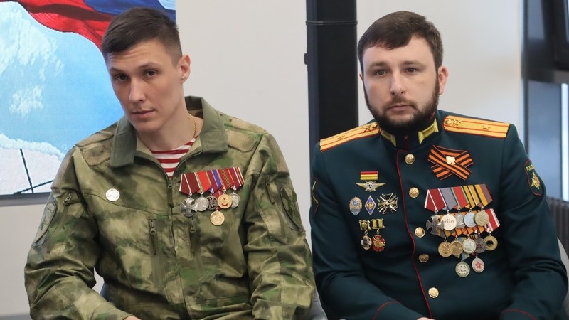    Дмитрий Кулаков и Святослав Харитонов с удовольствием общались со школьниками Фото: Елизавета Боброва / / ИА «Победа26»