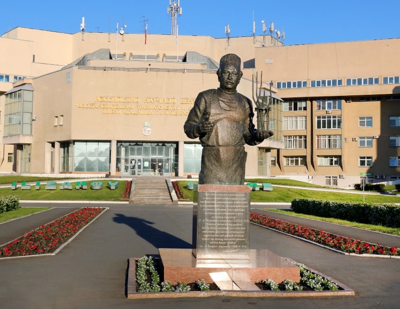 Это вход в, пожалуй, ключевое медицинское учреждение региона! Причём его жители могут записаться на приём по обычным поликлиничным ресурсам! Фото взял с сайта центра: https://ilizarov.ru/article/o-centre