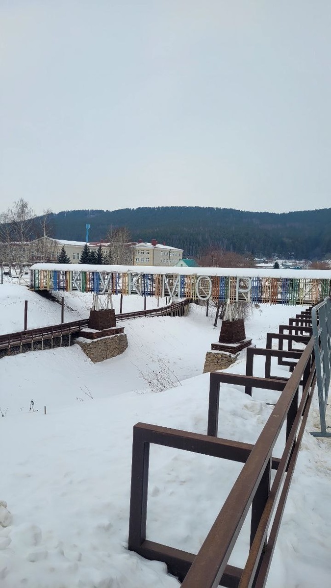 На фоне горы, а летом здесь будет речка