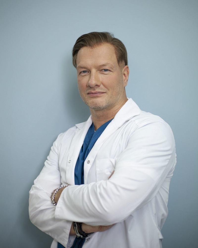    В роли врача Никита Панфилов очень убедителен