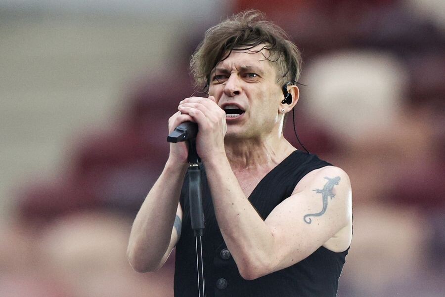    Солист группы «Би-2» Егор Бортник (физическое лицо, признанное в РФ иностранным агентом) / Источник: © Сергей Бобылев/ТАСС