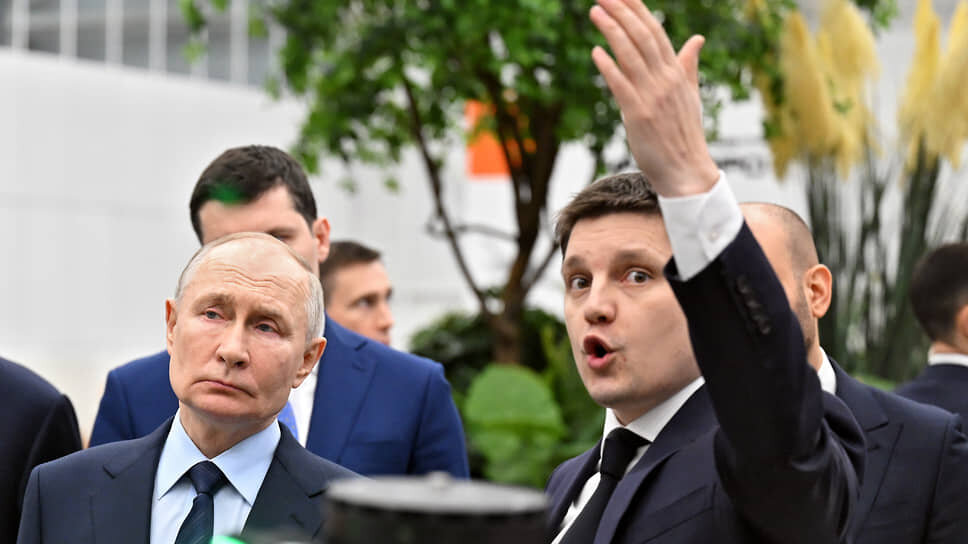 Генеральный директор ООО «Транспорт будущего» – учредитель НПЦ «Самара» Юрий Козаренко (справа) во время визита президента РФ Владимира Путина в ПФО..📷Фото: Дмитрий Азаров / Коммерсантъ