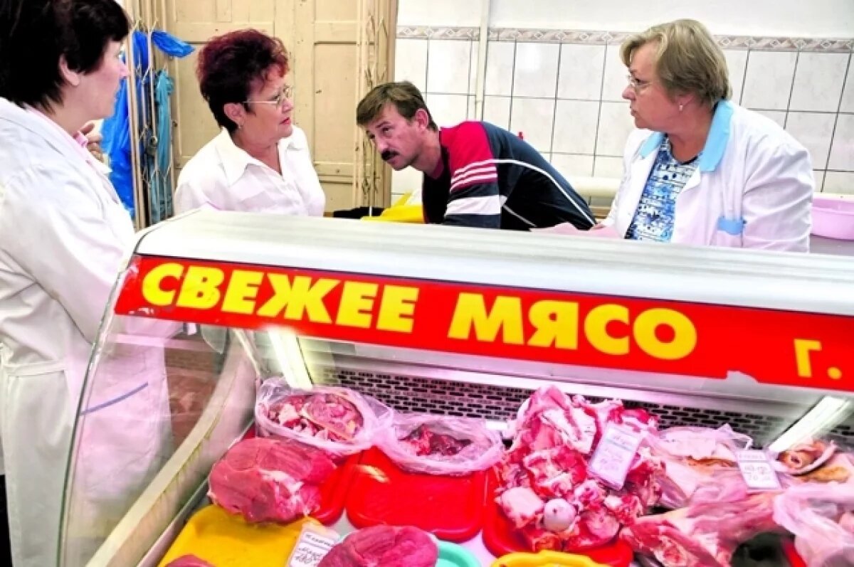    На рынке в мясном павильоне - проверка. К этому продавцу нареканий нет.