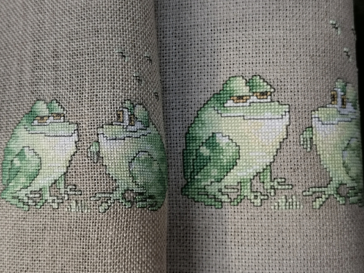 Слева вышивка оригинальными комплектующими, справа - мой варинат. Да, оригинал как-то ювелирнее выглядит, но мне и мой вариант нравится очень.