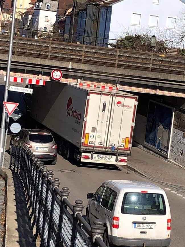 Видео о застрявших в тоннелях и между домами фурах, разрушенных мостах и о том, как вертолетом разворачивают машину в высокогорной местности – страшилки из реальной жизни для тех, кто слишком беспечен в вопросах построения маршрутов