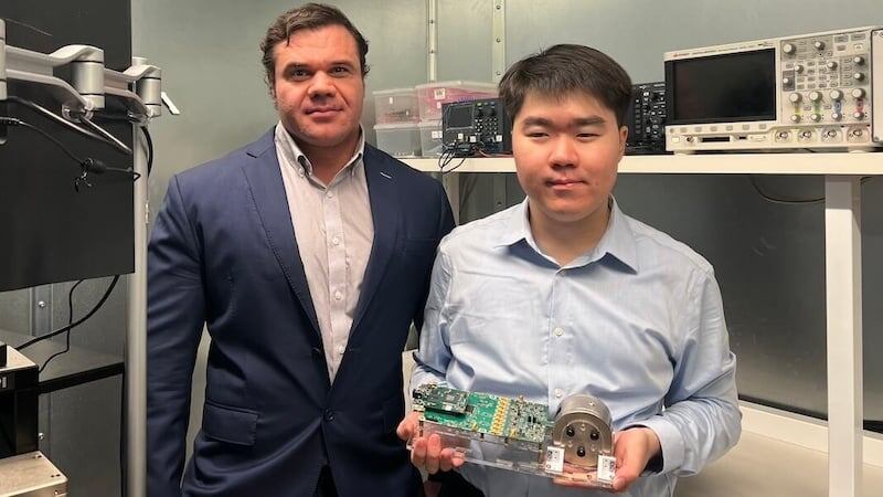 Рэй Сан (справа) и Константин Сидерис (слева) с портативным устройством EPR для проверки концепции. Изображение предоставлено USC