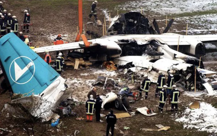 Пожарные осматривают обломки рейса 9642 авиакомпании Luxair. (Архив Бюро по расследованию авиационных происшествий)