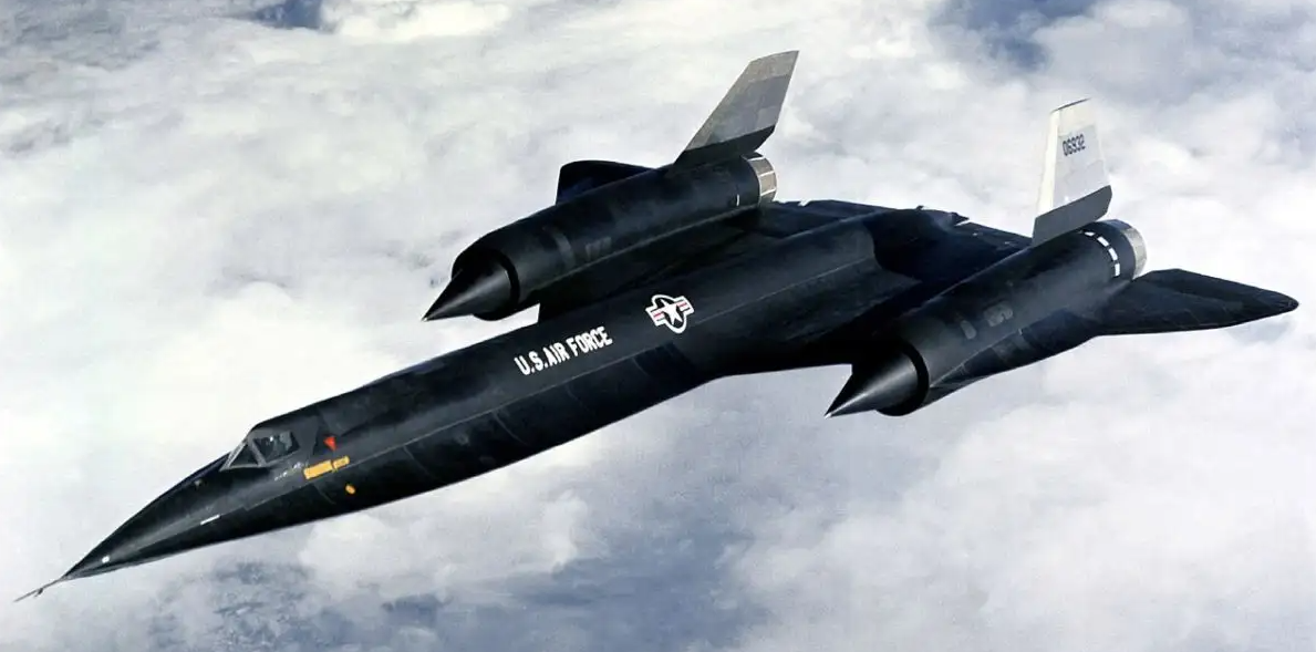 Lockheed SR-71 Blackbird и по сей день остается обладателем ряда рекордов. Но вот с его боевыми достижениями явно есть элемент мифотворчества. И его опровергают те, кто на "Чёрных дроздах летал. Фото ВВС США