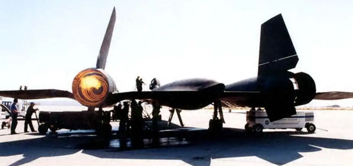Один час полёта SR-71 стоил более 200000 долларов, а сам самолёт требовал очень основательной подготовки к каждому полету. Дороговизна эксплуатации и улучшение характеристик спутников стали причиной его списания из ВВС США в 1989 году. Фото ВВС США