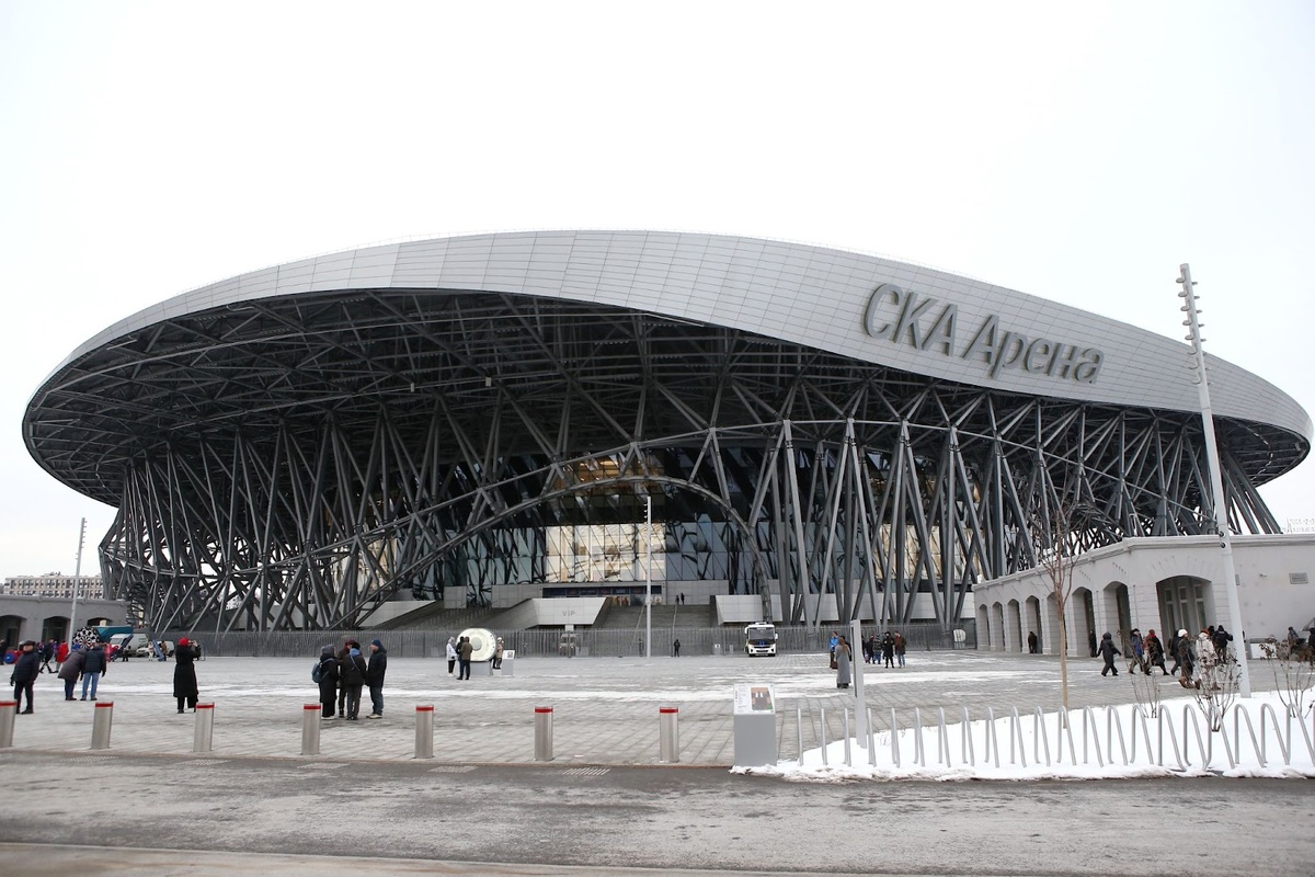 В «СКА Арене» расположены просторные трибуны и VIP-ложи, современные раздевалки, тренировочные залы, а также рестораны и магазины с клубной атрибутикой