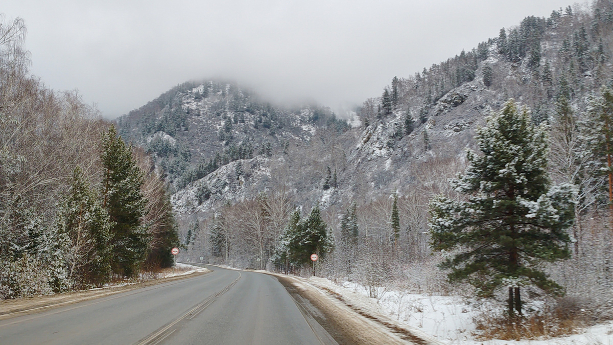 И насыпала снега