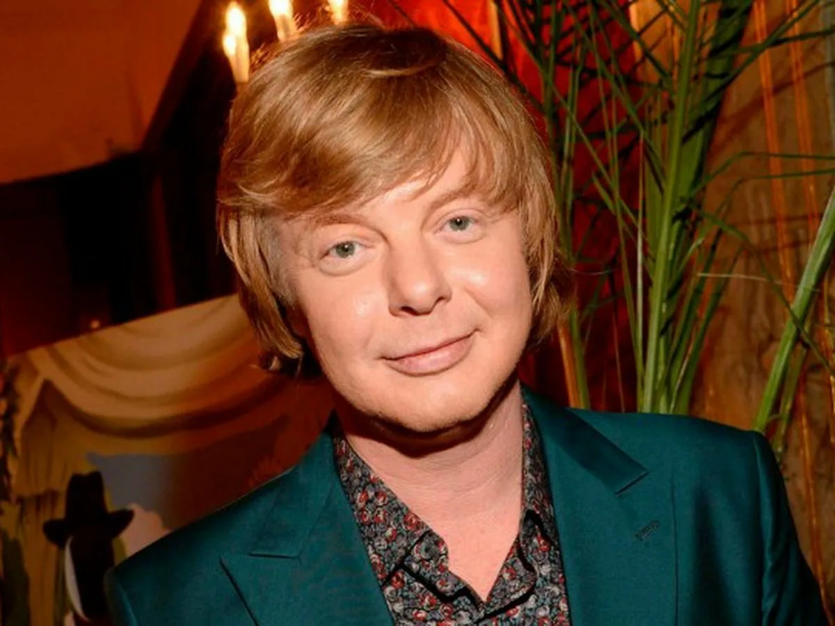 Во всем «виновата» этимология слова «рыжий», произошедшего от праславянского * rydjь, которое восходит к праиндоевропейскому слову *H₁reudʰ -ó- — «красный». Факт, что слово, обозначающее красный цвет, настолько древнее, согласуется с тем, что известно о цветовых терминах из сравнительной лингвистики: красный после черного и белого обычно был следующим самым ранним цветовым термином, который появлялся в языках.

Но только в русском языке слово «красный» произошло от праславянского * krasьnъ(jь) — «красивый». Правда, в качестве обозначения цвета это слово стали использовать только в XVI веке, а до того красный называли ... «рудым» или «рдяным». «Рдяный» и «рудый» произошли всё от того же праславянского * rydjь, что и «рыжий». ♦ https://dzen.ru/a/X6bEMo61sjowwBz_