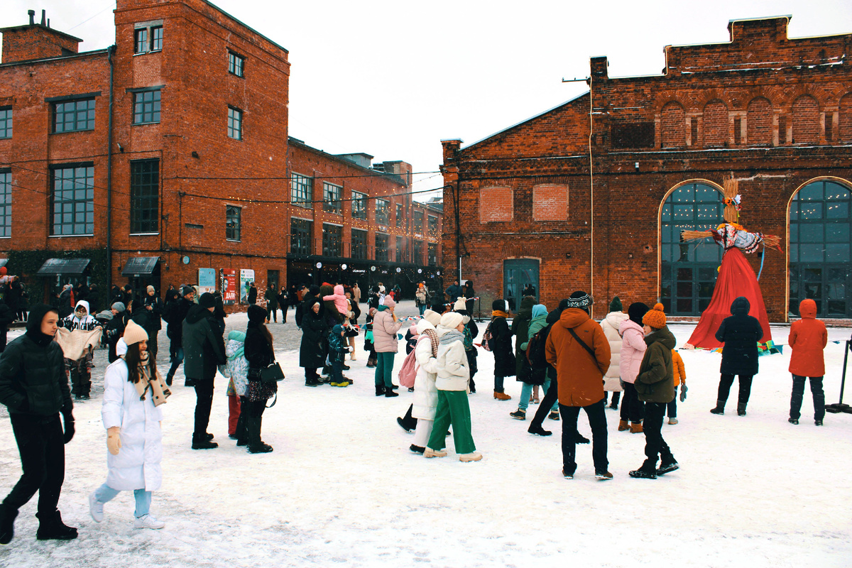 Масленичные гуляния на площади.