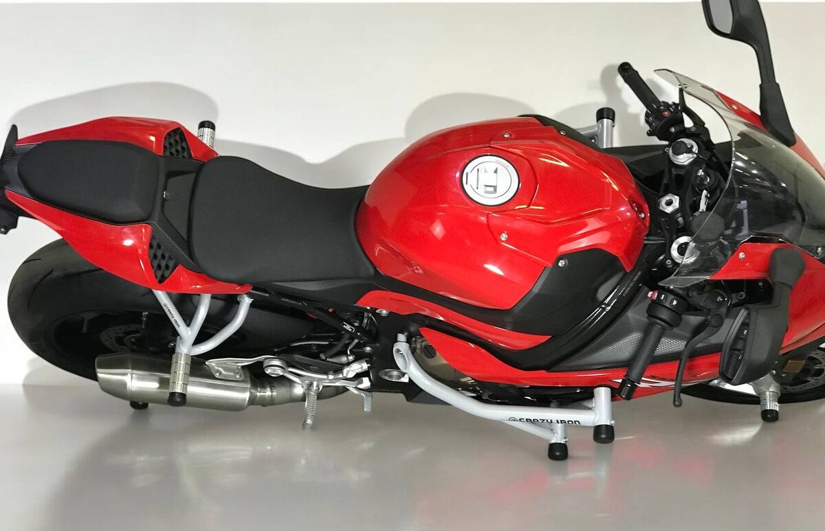 Рейлинги CRAZY IRON высоко поднимают все важные узлы мотоцикла над асфальтом