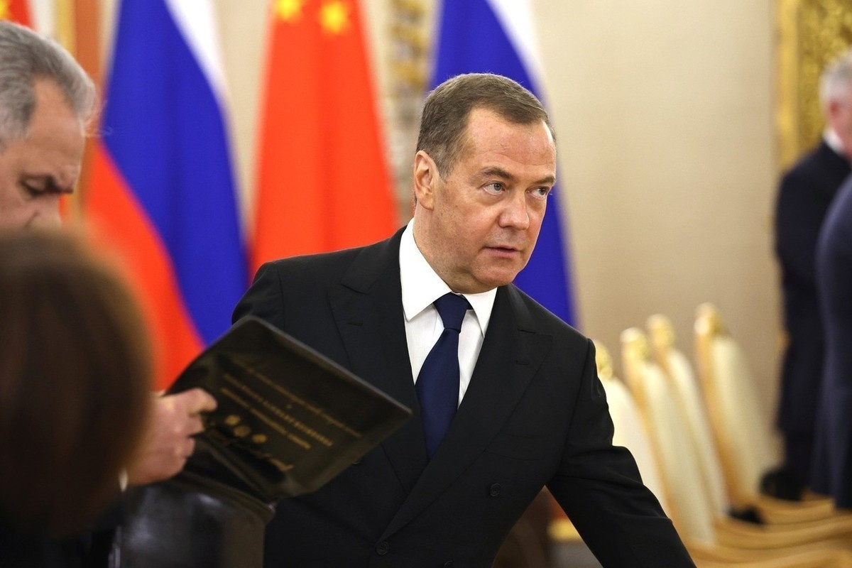    «Упырь приполз на коленях». Медведев прогнозирует возобновление американской военной помощи Киеву