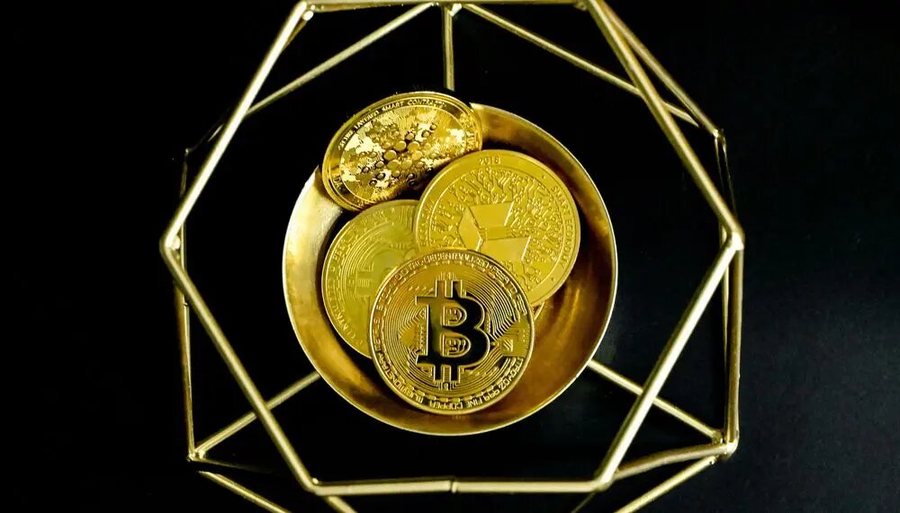    Рабочая группа протестирует использование цифрового рубля при расчётах на территории Республики Татарстан // Фото: unsplash.com/photos/a-golden-bitcoin-sitting-on-top-of-a-gold-plate-BfgxuklX4QE