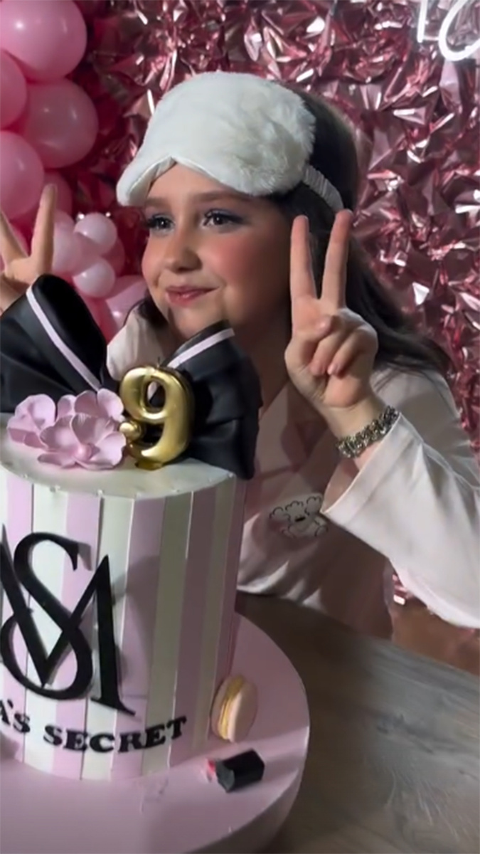 Мия Прилучная и ее праздничный торт. Фото: соцсети Агаты Муцениеце