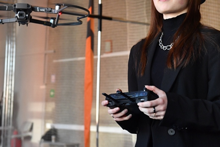 Девушка прошла обучение в школе по управлению дронами. Фото: Иван МАКЕЕВ. 