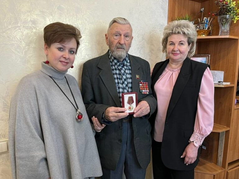    В Бузулуке вручают юбилейные медали в честь 80-летия Победы в Великой Отечественной войне Марина Шарт