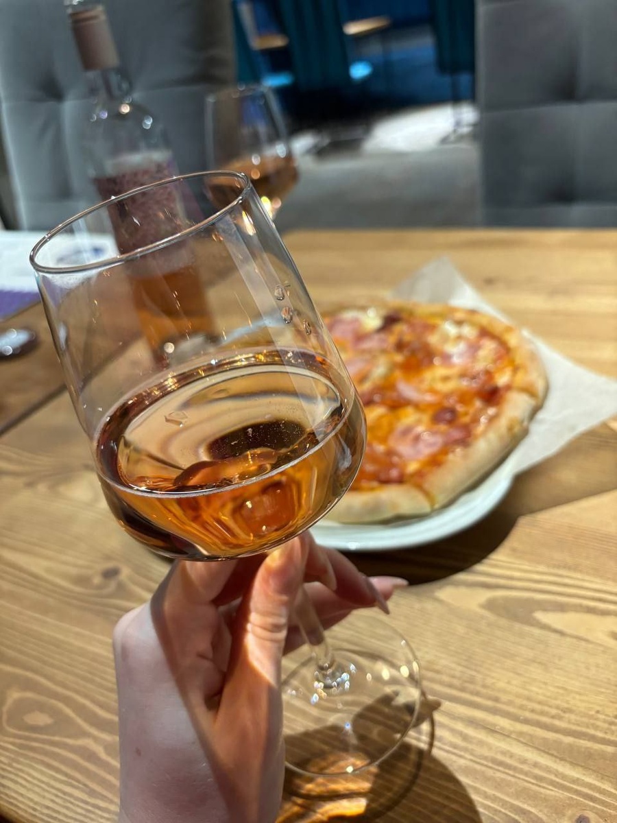 В бокале плещется розовое полусухое Las Lilas из Португалии. Кафе в Иннополисе, Татарстан. Свидание Алёны и Ильи. Фото от 2 марта 2024 года.