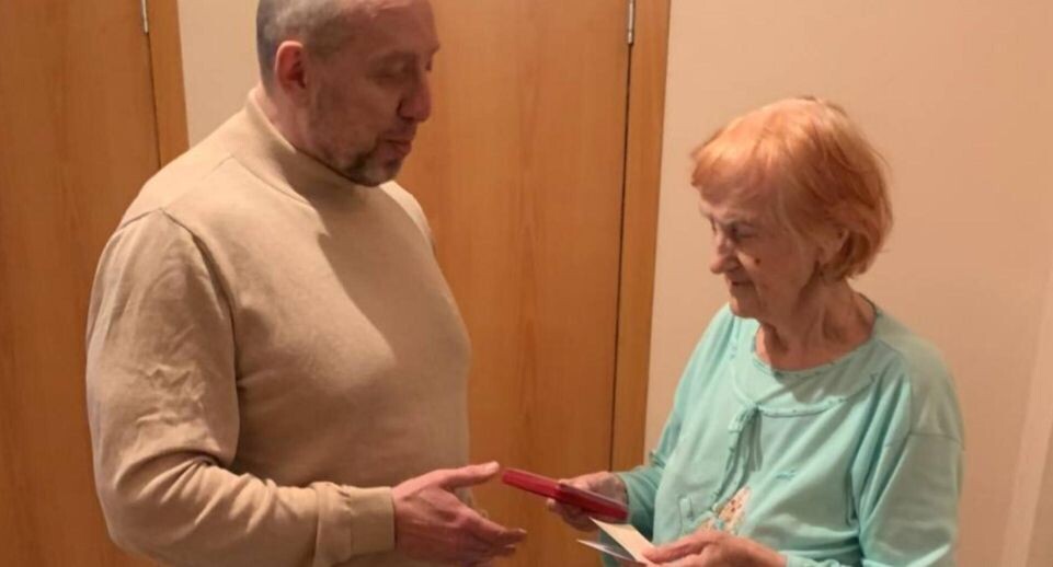    Депутат округа Владимир Любовицкий приехал в гости к Галине Григорьевне Гришуновой / Хавива Фонина