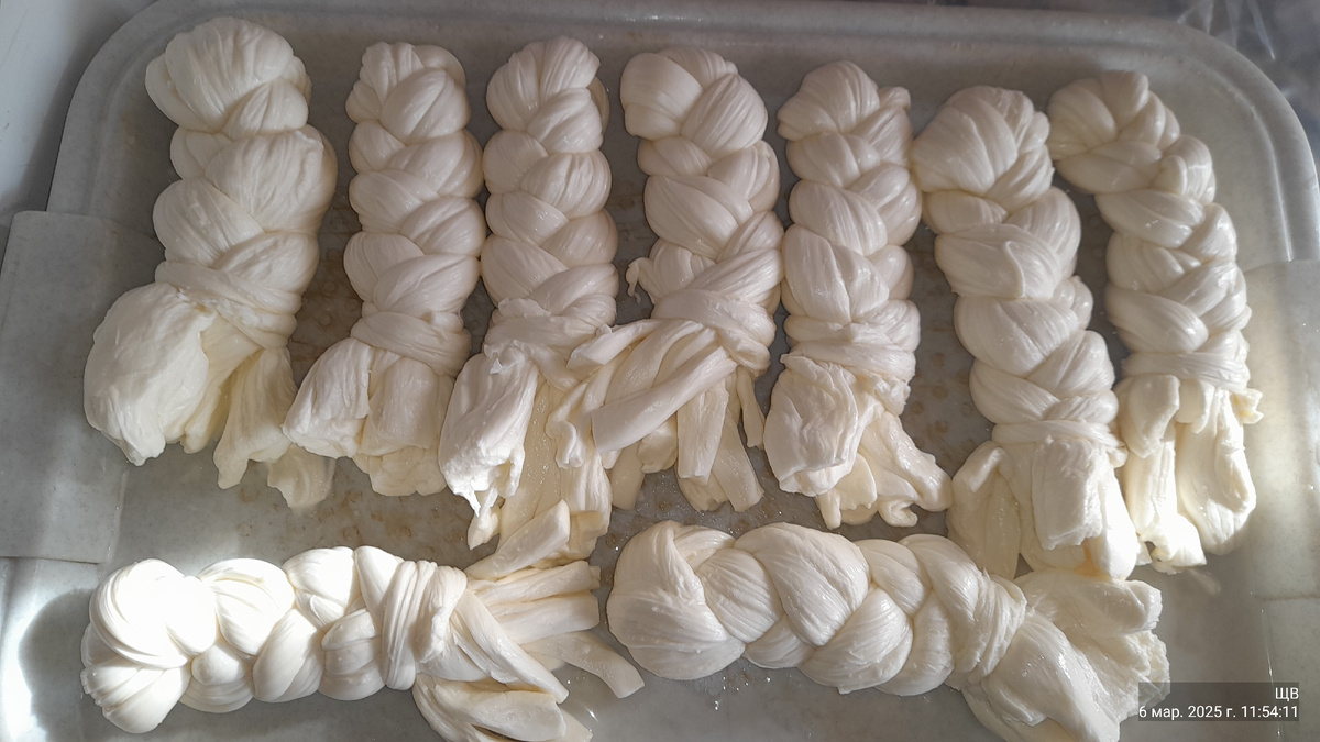 поднос надо новый купить-этот уже коричневый от копчоных кос, которые Серега на него же и складывает.. 