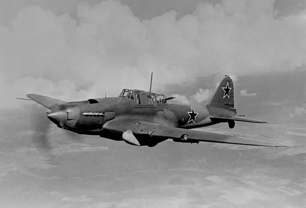 Советский штурмовик Ил-2 КСС во время выполнения боевого задания. 1943. Фото: РИА новости
