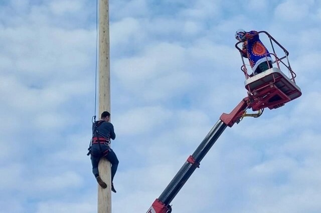    Добровольцы взбирались на 22-метровый столб. Фото: Администрация Сыктывкара