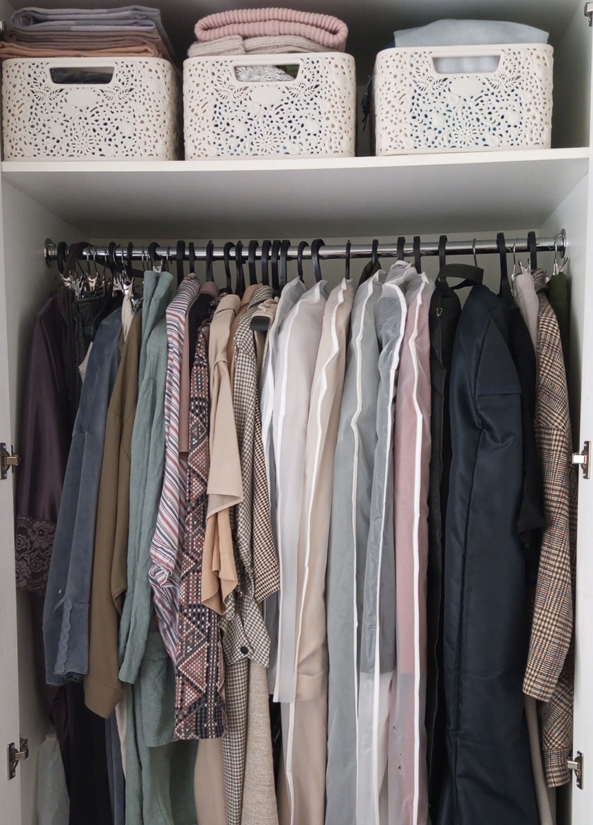 Льняной костюм мятного цвета постиран, но не поглажен.