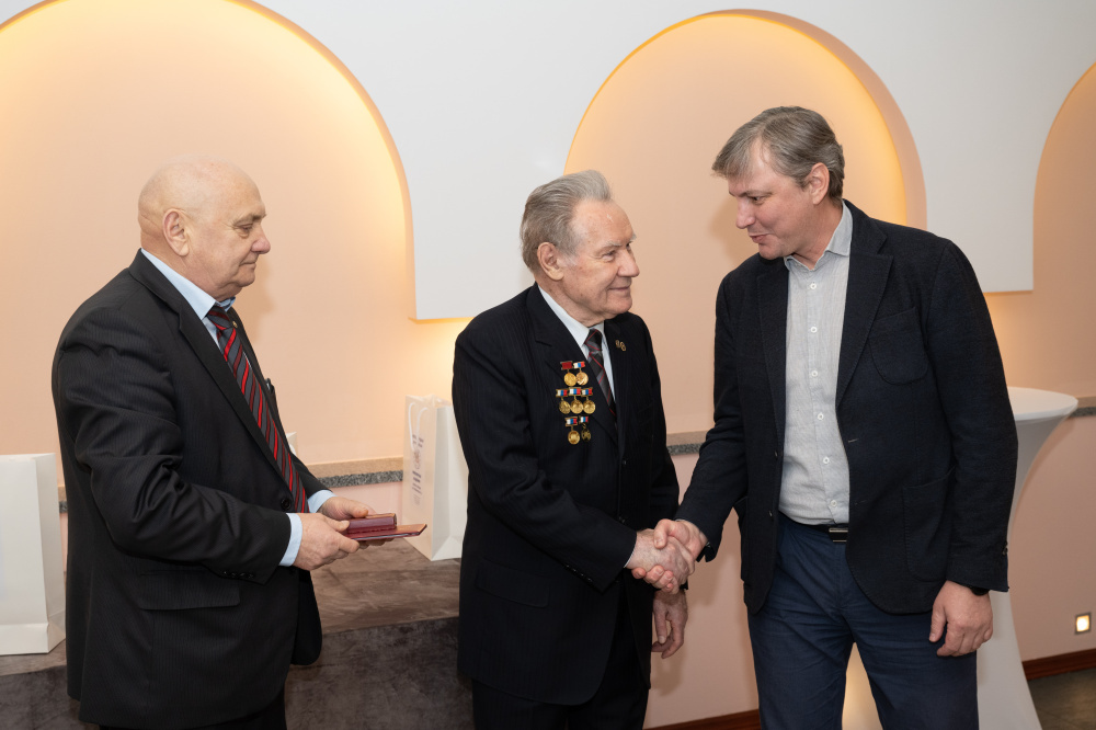 Координатор конкурса, член президиума (бюро) Российской инженерной академии Виталий Ложкин, президент академии Борис Гусев и Алексей Харитонов