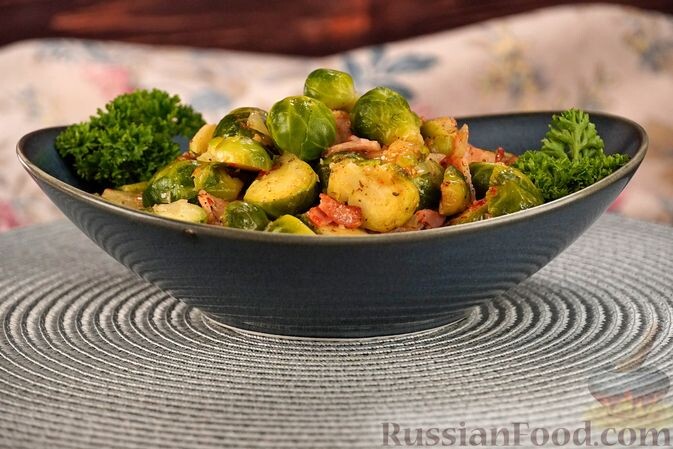 капуста брюссельская, бекон, лук репчатый, масло растительное, соль, перец чёрный молотый, помидоры сушёные, приправа для овощей