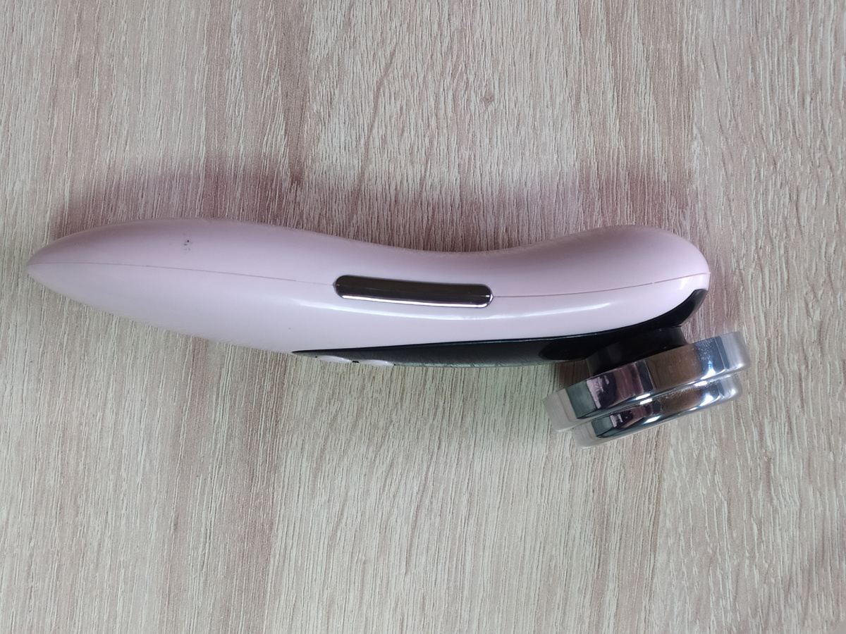 По бокам массажера находятся длинные металлические пластины