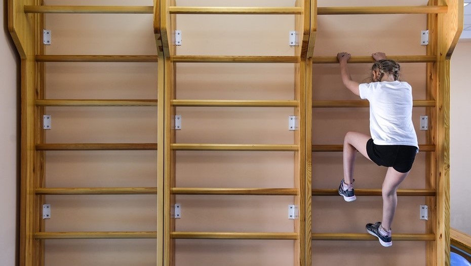    Девочка на уроке физкультуры. Автор фото: Кирилл Кухмарь / ТАСС