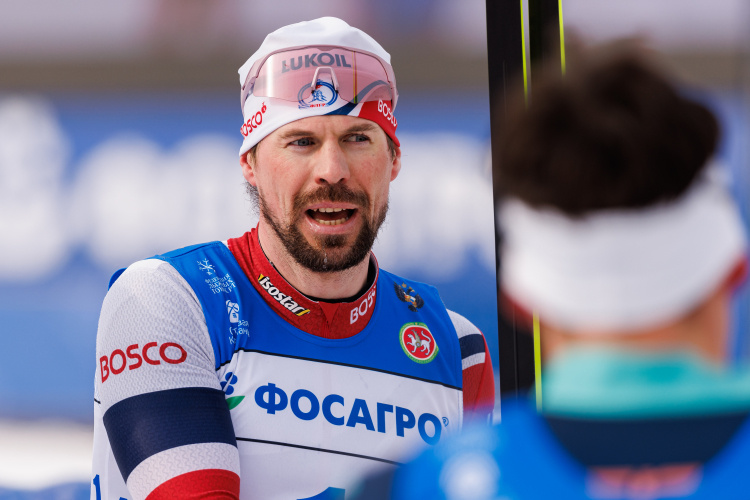    Александр Большунов наступил на лыжи Сергею Устюгову (на фото), а тот замахнулся на него палкой. Большунова наказали предупреждением, а Устюгова — выговором.   
Фото: «БИЗНЕС Online»