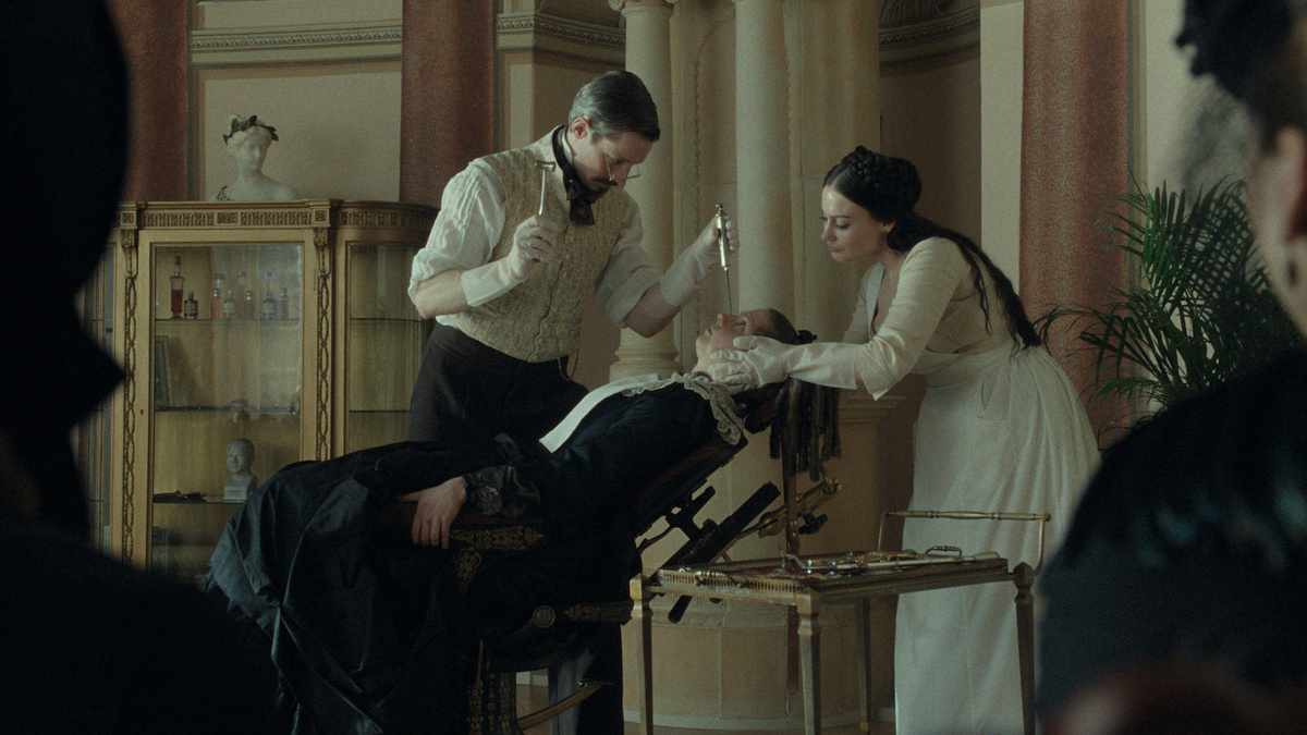    Кадр из фильма «Уродливая сводная сестра»