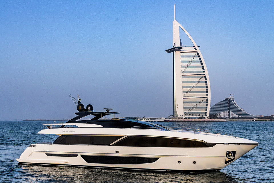 Riva 110’ Corsaro на фоне «Паруса»/Riva