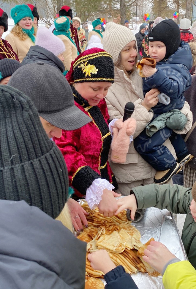 - Налетай, хватай блины, пока горячме!