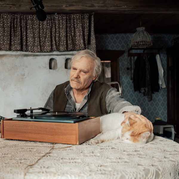     Евгений Цыганов вспоминает покойную жену и катает внука на мотоцикле в трейлере фильма «Батя 2. Дед»