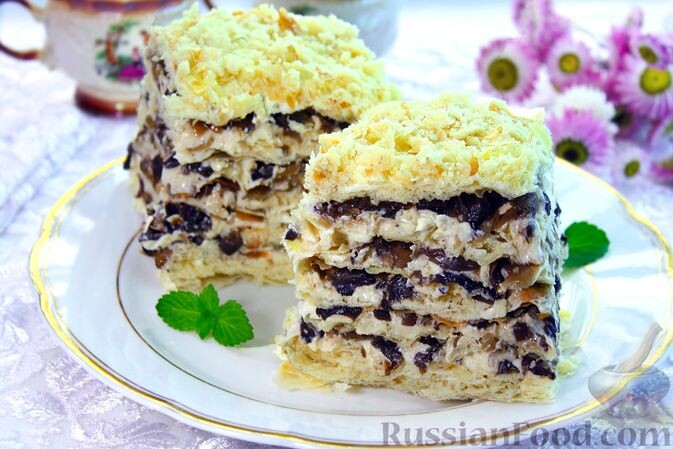 тесто слоёное замороженное, сыр сливочный, сливки, грибы, лук репчатый, чеснок, масло растительное, соль, перец чёрный молотый, яйца