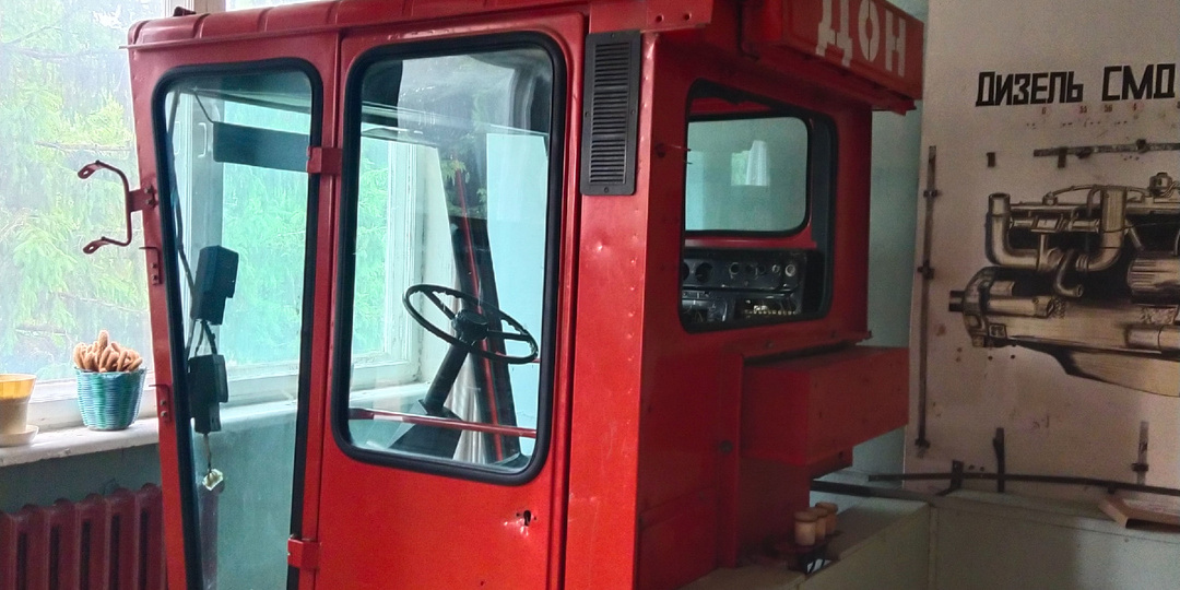 Кабина трактора и учебные пособия в заброшенном аграрном техникуме