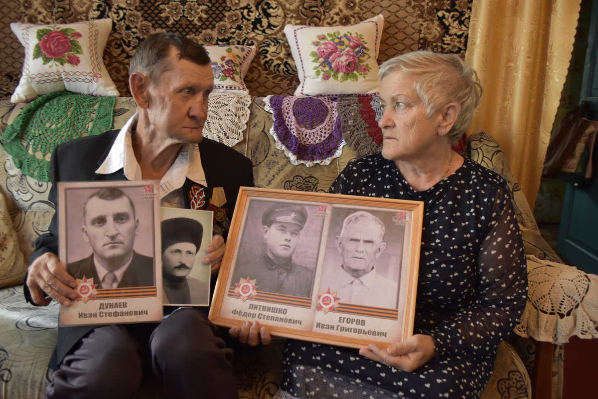 Михаил и Анна Литвишко - с портретами отцов, деда и дедушки зятя.